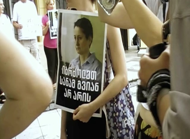 6 აგვისტოს სანქცირებულმა მოსამართლემ, ნინო სახელაშვილმა სინდისის პატიმარს, მზია ამაღლობელს 2 წლით პატიმრობა მიუსაჯა.